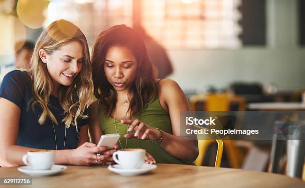 Ich Weiß Genau Was Sie Ihm Sagen Können Stockfoto und mehr Bilder von Freundschaft - Freundschaft, Reden, Kaffee - Getränk