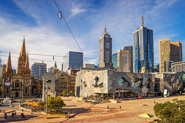 federation square, melbourne  - melbourne day city skyline fotografías e imágenes de stock