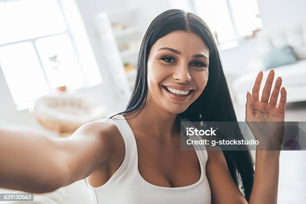 Tomando Una Buena Selfie Foto de stock y más banco de imágenes de Autofoto - Autofoto, Mujeres jóvenes, Sonreír