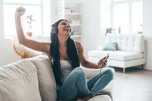 ciesząc się ulubioną muzyką! - yoga young adult cheerful happiness zdjęcia i obrazy z banku zdjęć