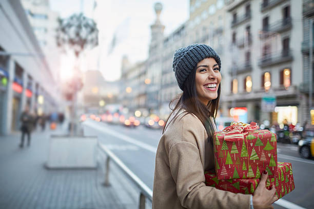 hialing un taxi après quelques achats de noël. - beautiful women gift christmas photos et images de collection