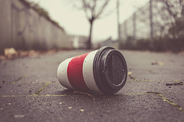 taza de café usada en sidwalk como símbolo de contaminación. - take out food coffee nobody disposable cup fotografías e imágenes de stock