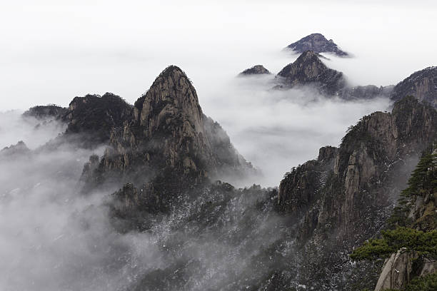 huangshan (montañas amarillas) china. - huangshan mountains fotografías e imágenes de stock