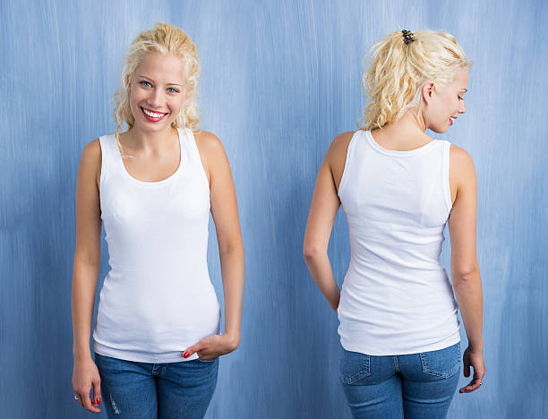 mujer en camiseta sin mangas blanca sobre fondo azul - tank top fotografías e imágenes de stock