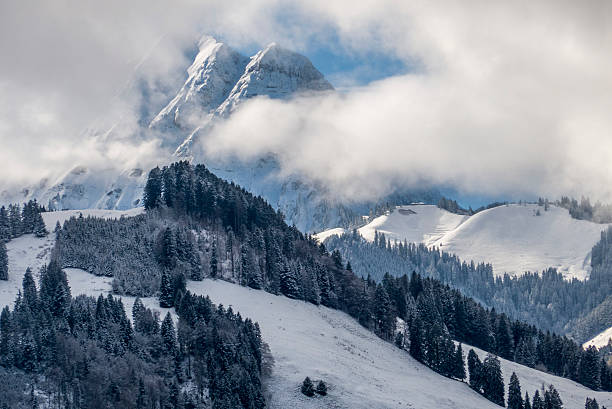 vetta di montagna tra le nuvole, svizzera - foto stock