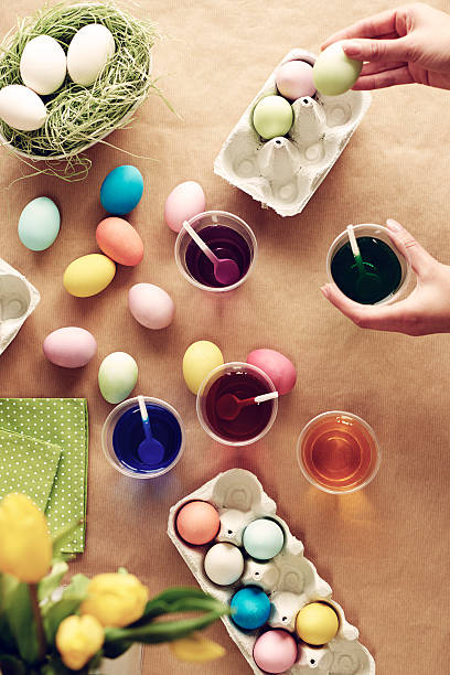 istock Putting green egg in to the carton 629163072