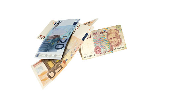 一つのイタリアの紙幣は、いくつかのユーロ紙幣よりも強いです - italian currency ストックフォトと画像