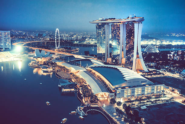 vista aérea sobre singapur con marina bay sands hotel, singapur - artscience museum fotografías e imágenes de stock