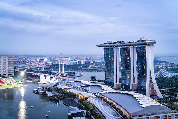 vista aerea su singapore con marina bay sands hotel, singapore - editorial asia singapore tourist foto e immagini stock