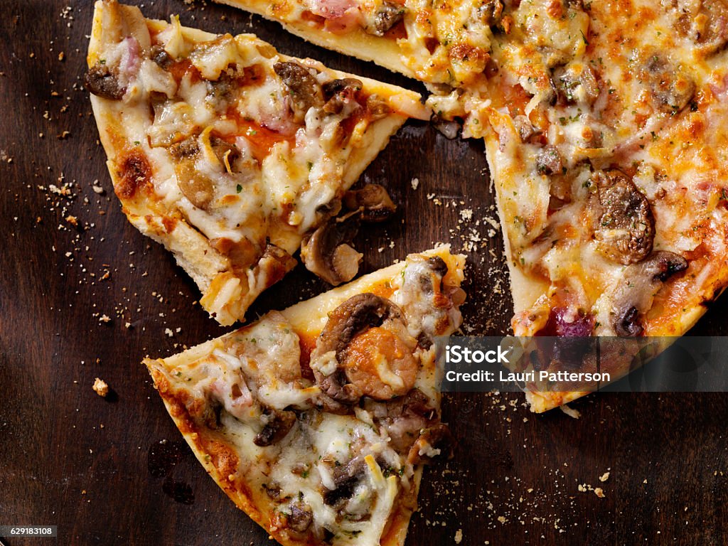 Champiñón asado, ajo y cebolla roja fina corteza pizza - Foto de stock de Pizza libre de derechos