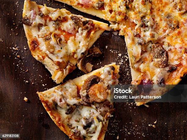 Champiñón Asado Ajo Y Cebolla Roja Fina Corteza Pizza Foto de stock y más banco de imágenes de Pizza