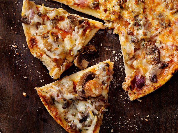 roasted mushroom, garlic and red onion thin crust pizza - cooked studio shot close up sausage imagens e fotografias de stock