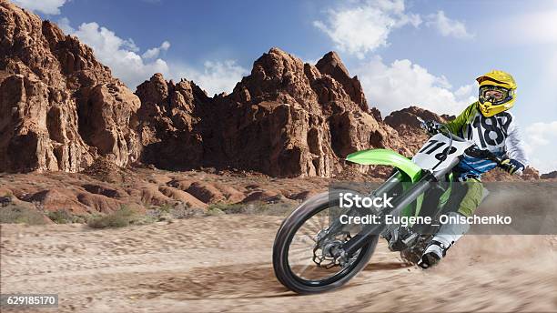 Professionelle Dirtbikefahrer Rennen Auf Der Wüste Stockfoto und mehr Bilder von Motocross