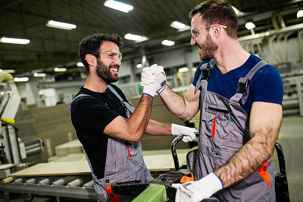 trabalho bem feito - men mechanic manual worker craftsperson imagens e fotografias de stock