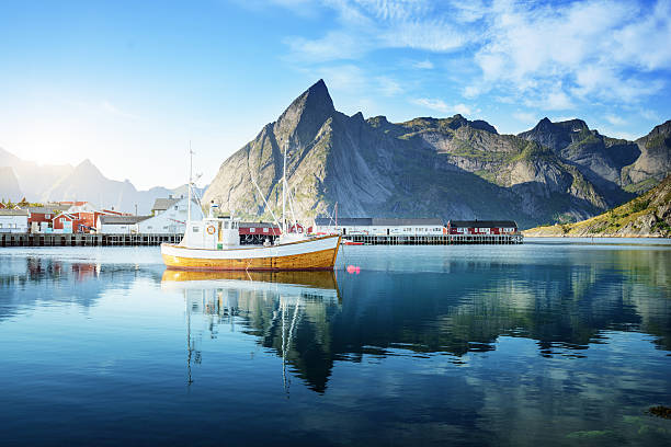 закат-рейне, lofoten острова, норвегия - fishing hut стоковые фото и изображения