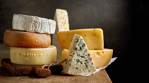 vari tipi di formaggio  - forma di formaggio foto e immagini stock