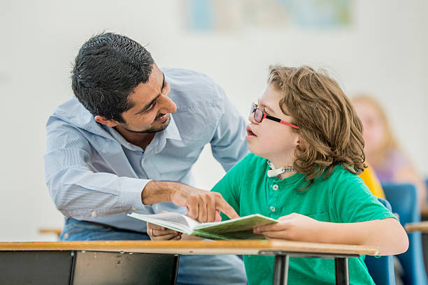 lendo um livro juntos - child glasses elementary student reading - fotografias e filmes do acervo