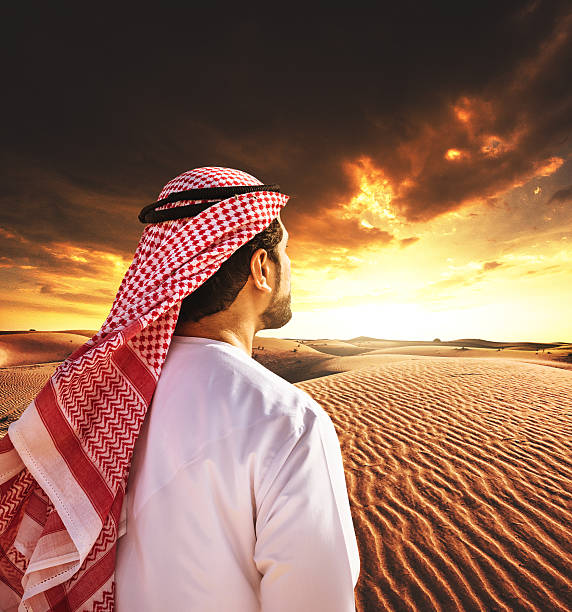 사막에 있는 아랍식 셰이크는 앞으로 나아갈 것입니다. - desert men mid adult men looking at camera 뉴스 사진 이미지