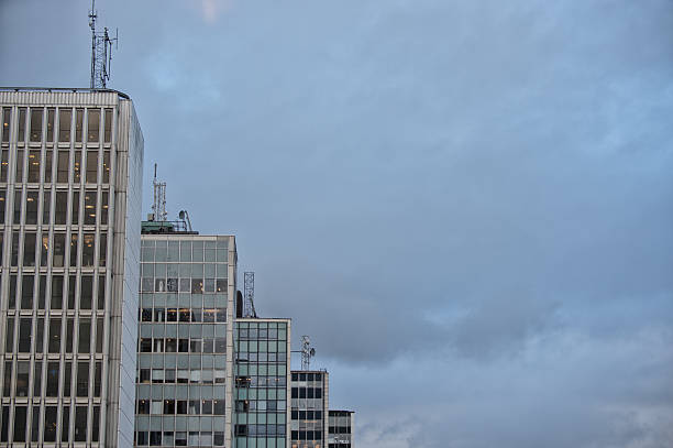 gratte-ciel dans le centre-ville de stockholm - sergels torg photos et images de collection