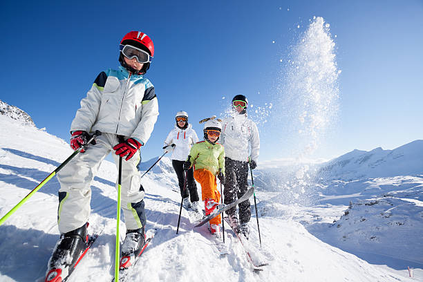 rodzina narciarska w górach - family skiing ski vacations zdjęcia i obrazy z banku zdjęć