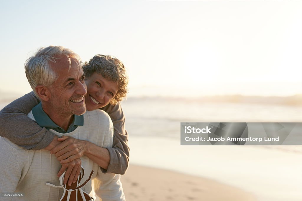 Senior par divirtiéndose en la playa - Foto de stock de Tercera edad libre de derechos