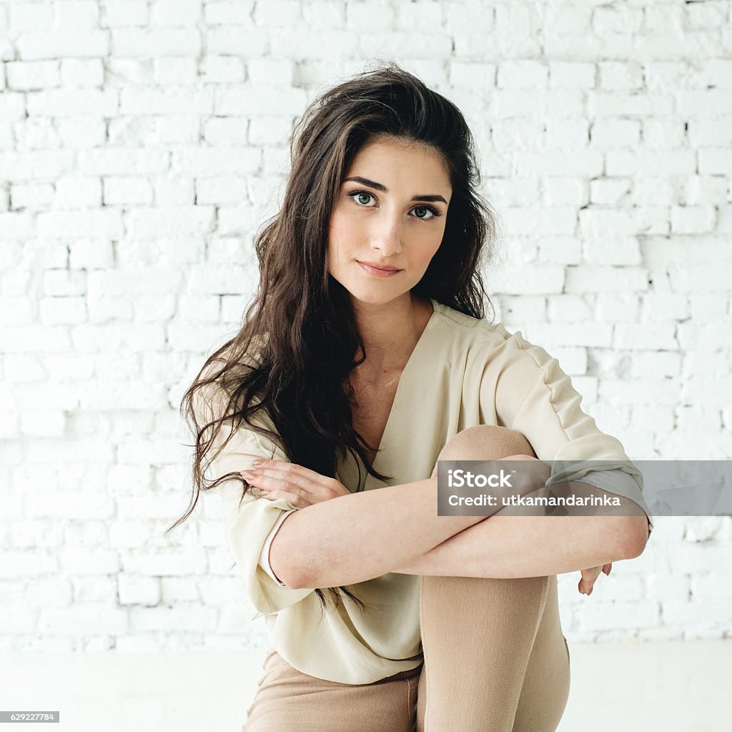 Hermoso retrato de mujer morena. Maquillaje natural. Toma de estudio. - Foto de stock de Mujeres libre de derechos