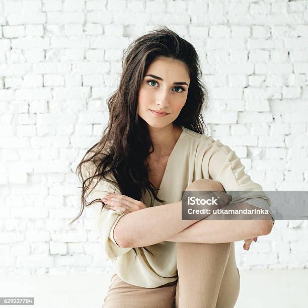 Hermoso Retrato De Mujer Morena Maquillaje Natural Toma De Estudio Foto de stock y más banco de imágenes de Mujeres