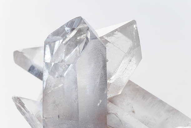 cristales de roca transparentes sobre blanco - quartz fotografías e imágenes de stock