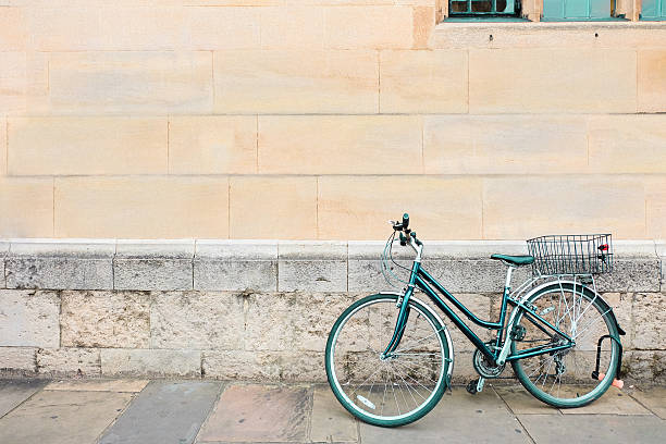 rower zaparkowany stary grunge grunge ściany vintage hipster miejskiego stylu życia. - bicycle wall green single object zdjęcia i obrazy z banku zdjęć