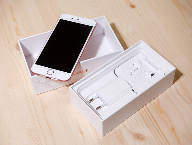 unboxing rose gold apple iphone 7 - adapter apple stock-fotos und bilder
