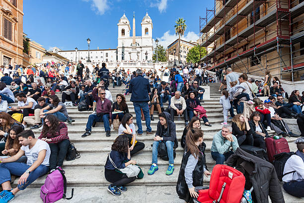foule de touristes sur la marche d’espagne à rome - piazza di spagna spanish steps church trinita dei monti photos et images de collection