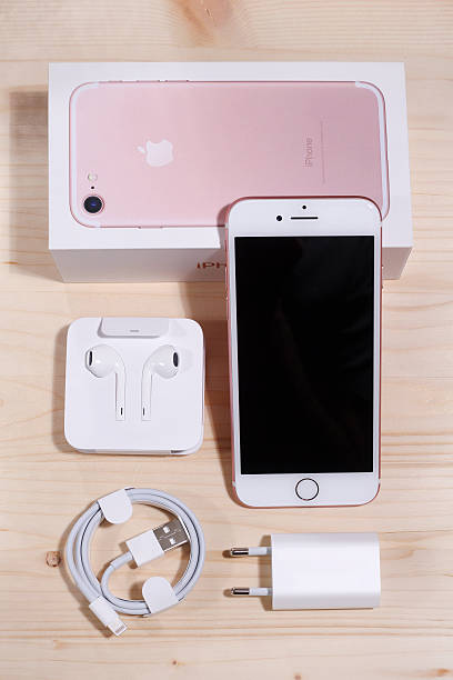 iphone 7 gold rosa unboxing - adapter apple stock-fotos und bilder