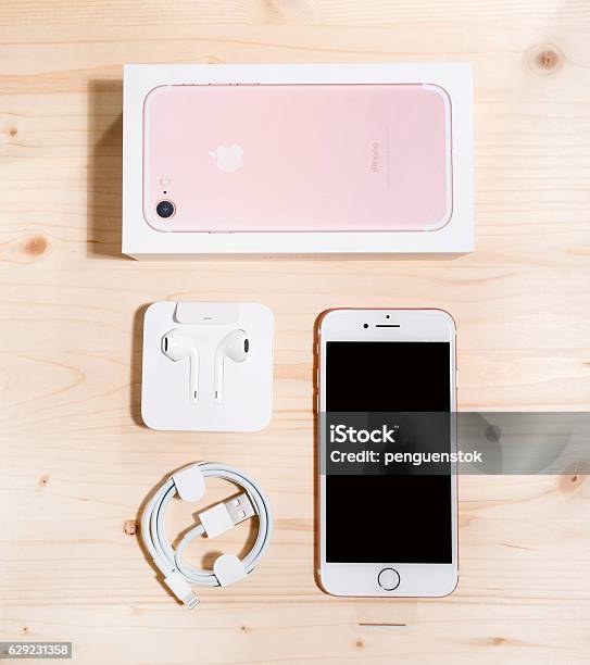 Unboxing Rose Gold Apple Iphone 7 Stockfoto und mehr Bilder von Adapter - Adapter, Ansicht aus erhöhter Perspektive, Apple Computer