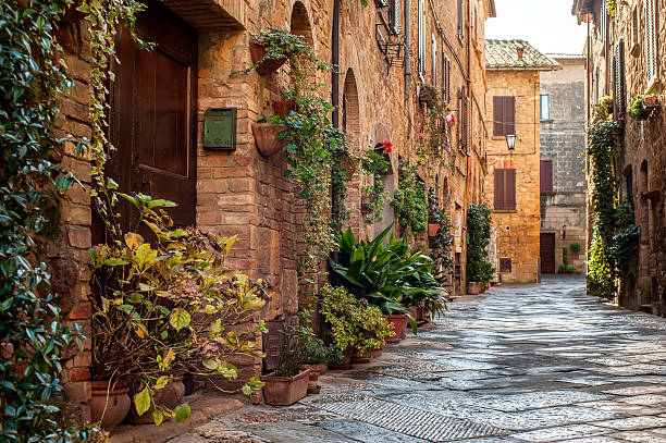 pienza straßenansicht - tuscany stock-fotos und bilder