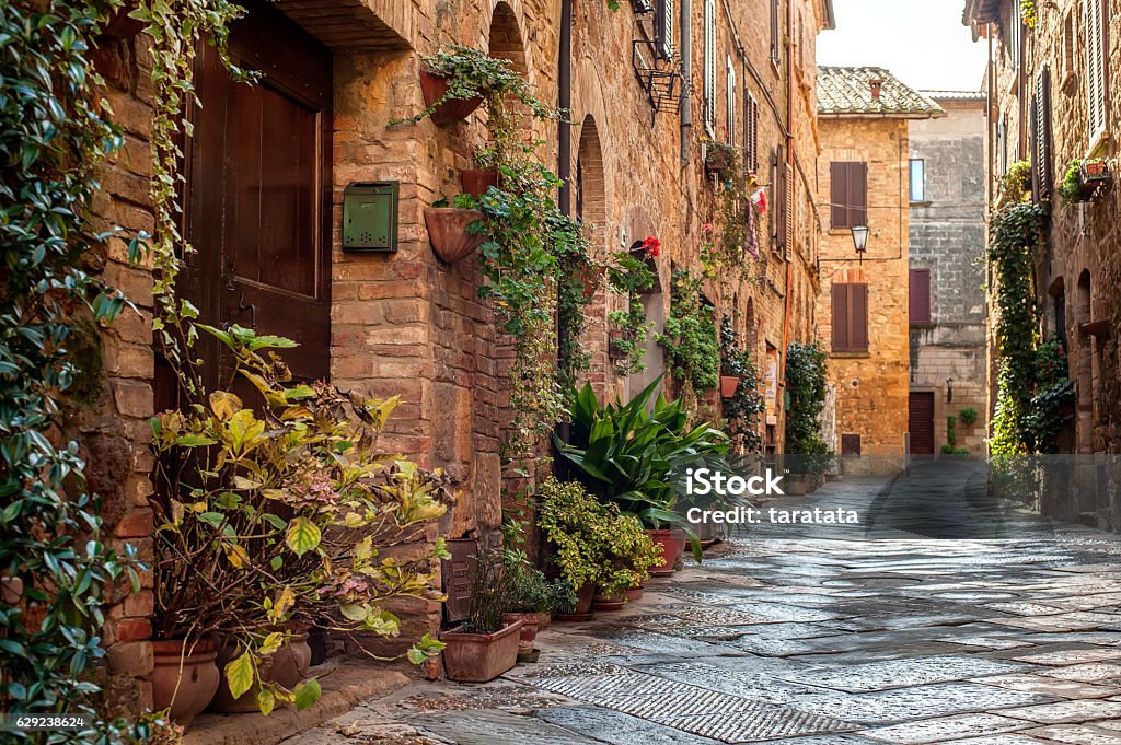 Vista sulla strada di Pienza - Foto stock royalty-free di Italia