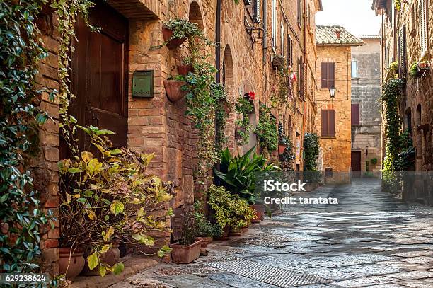 Foto de Vista De Rua Pienza e mais fotos de stock de Itália - Itália, Toscana - Itália, Cena Rural