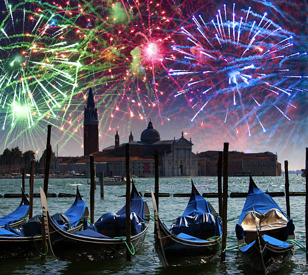 festivos fuegos artificiales sobre el canal grande en venecia - venice italy flash fotografías e imágenes de stock