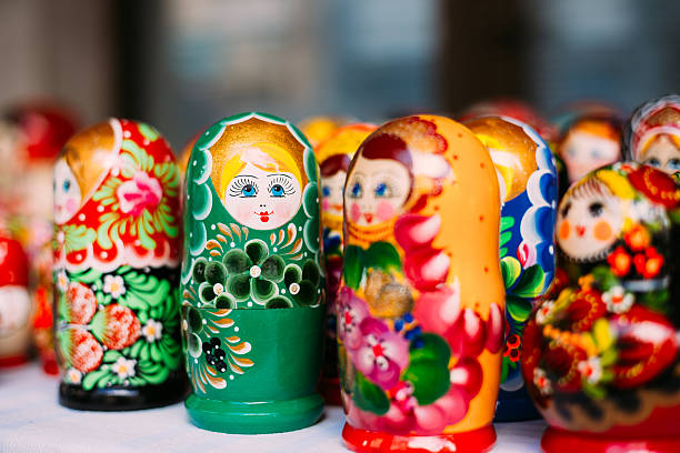 colorido ninho bonecas russas matreshka matrioshka no mercado - russian nesting doll babushka doll large group of objects - fotografias e filmes do acervo