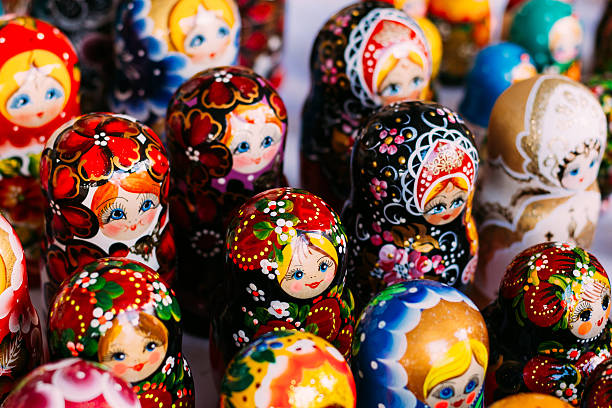 colorato a nido per bambole russe matreshka matrioshka al mercato - russian nesting doll russian culture doll babushka foto e immagini stock