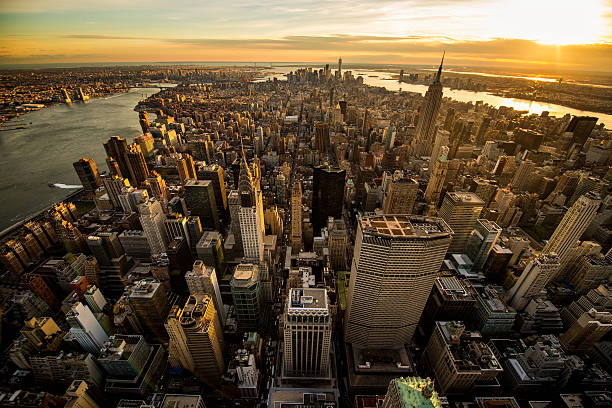 pôr do sol em nova york - manhattan aerial view brooklyn new york city - fotografias e filmes do acervo
