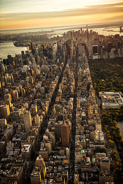 coucher de soleil de new york - manhattan aerial view brooklyn new york city photos et images de collection