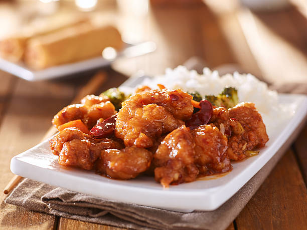 米とブロッコリーの中国の一般的なtsosチキンのプレート - general tao chicken ストックフォトと画像