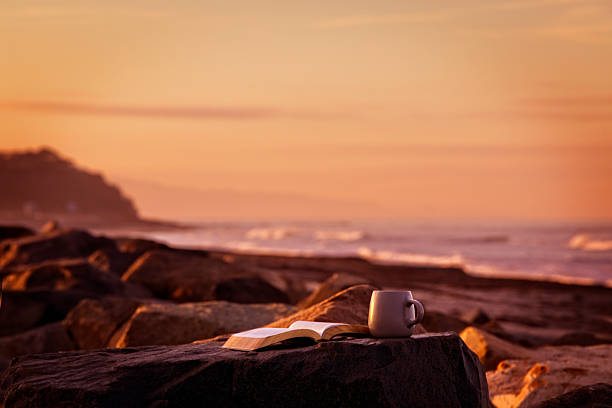biblia i kawa o wschodzie słońca w encinitas w kalifornii - romance tropical climate ideas travel destinations zdjęcia i obrazy z banku zdjęć
