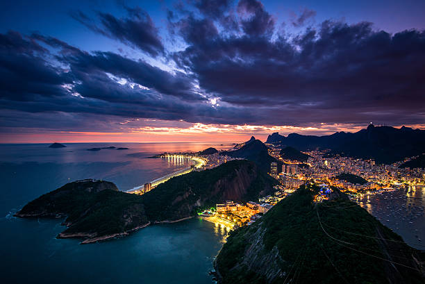 wunderschönen rio de janeiro bei sonnenuntergang - brazil rio de janeiro city sugarloaf mountain stock-fotos und bilder