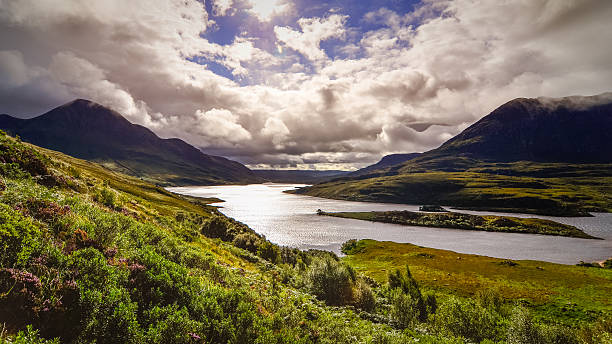 vista panorámica del lago y las montañas, inverpolly, escocia, uni - inverpolly nature reserve fotografías e imágenes de stock