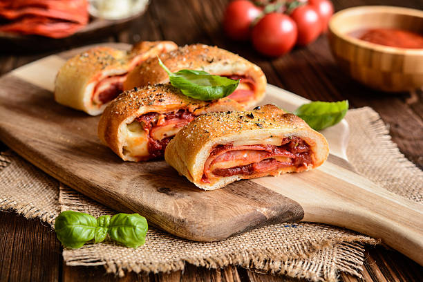 stromboli gefüllt mit käse, salami, grünen zwiebeln und tomatensauce - pizza pastry crust stuffed cheese stock-fotos und bilder