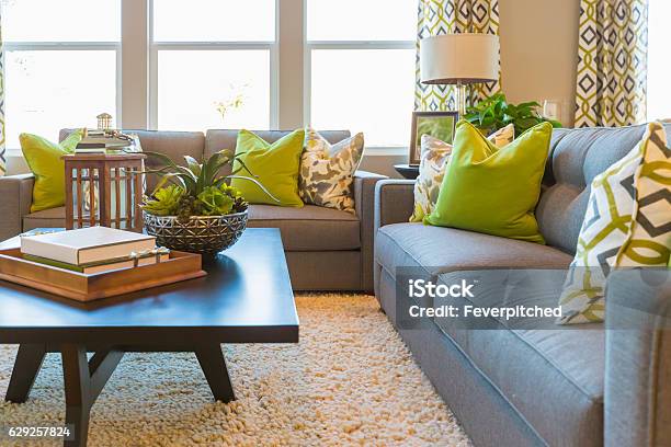 Wohnbereich Mit Couchtisch Und Couch Stockfoto und mehr Bilder von Vorhang - Vorhang, Sofa, Fenster