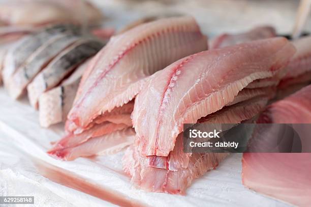 Filete De Pescado Foto de stock y más banco de imágenes de Pez - Pez, Crudo, Hielo