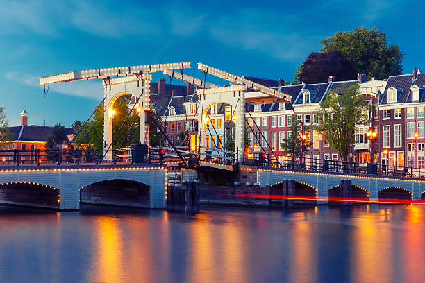 magere brug, skinny bridge, amsterdam, niederlande - amstel river amsterdam architecture bridge stock-fotos und bilder