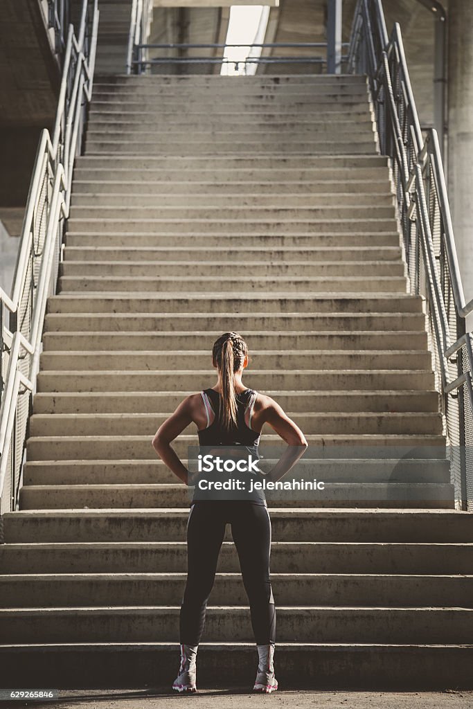 Fille prépairing à l’entraînement - Photo de Motivation libre de droits